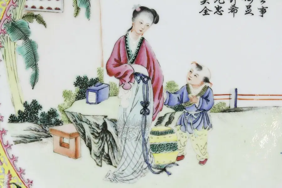 Foto de um(a) Prato oriental com selo vermelho, da categoria de Pratos Decorativos. Antigo e raro prato oriental, em sólida porcelana com fina pintura manual de cenas típicas, figura bem expressiva e... Mostrado de uma perspectiva diferente. Vendido no marketplace Trésors.