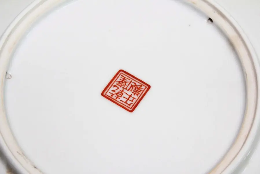 Foto de um(a) Prato oriental com selo vermelho, da categoria de Pratos Decorativos. Antigo e raro prato oriental, em sólida porcelana com fina pintura manual de cenas típicas, figura bem expressiva e... Mostrado de uma perspectiva diferente. Vendido no marketplace Trésors.