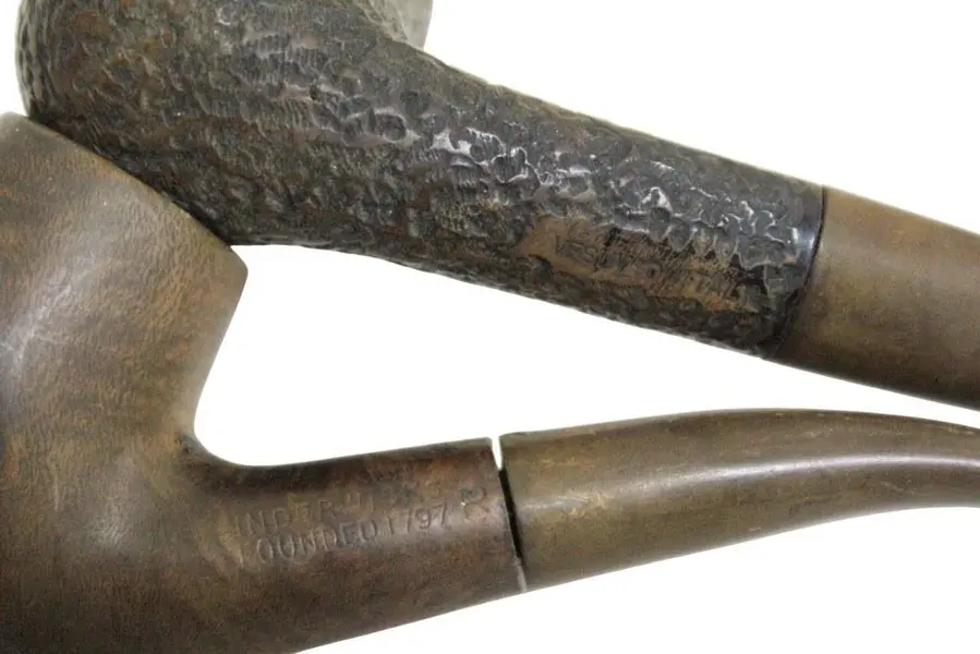 Foto de um(a) Conjunto de 4 quatros cachimbos ao gosto Jean Gilon, da categoria de Cachimbos. Antigo conjunto de quatro cachimbos, no suporte original em madeira nobre ao gosto Jean Gilon, sendo um em madeira com... Mostrado de uma perspectiva diferente. Vendido no marketplace Trésors.