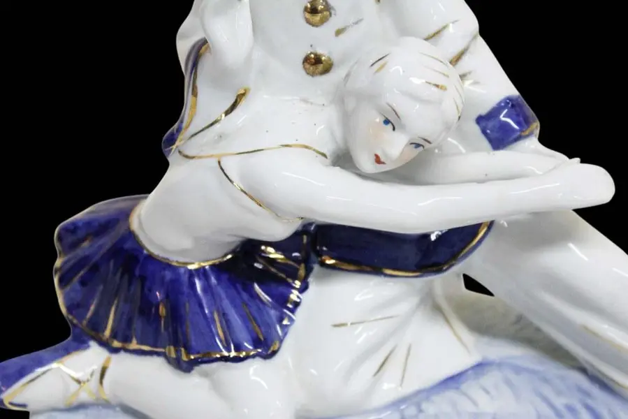 Foto de um(a) Escultura de casal bailarinos, da categoria de Escultura. Escultura de casal representando bailarinos em pose de dança com pintura manual na tonalidade azul cobalto e dourado. Peça... Mostrado de uma perspectiva diferente. Vendido no marketplace Trésors.