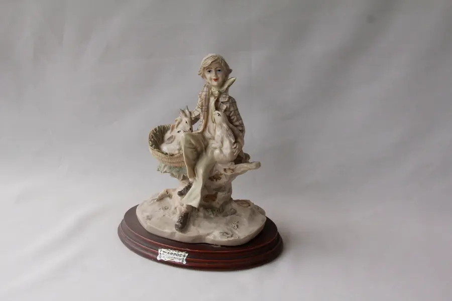 Foto de um(a) Escultura portuguesa de camponês D'Arpos em resina, da categoria de Escultura. Escultura Portuguesa D'Arpos em resina retratando um camponês vestindo paletó xadrez e acompanhado de seus coelhos. MEDE A:... Mostrado de uma perspectiva diferente. Vendido no marketplace Trésors.