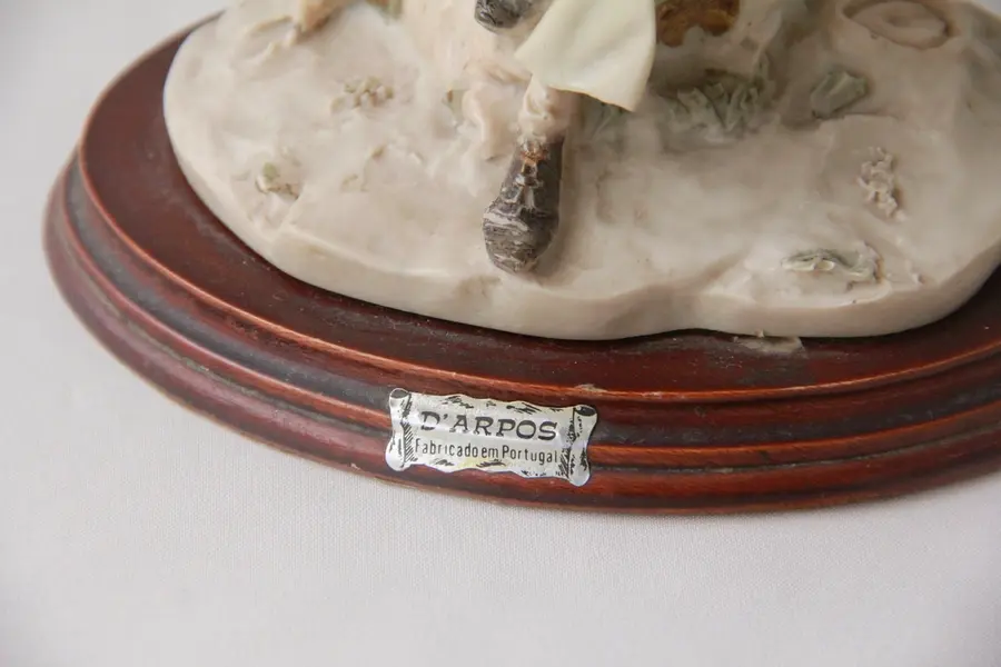 Foto de um(a) Escultura portuguesa de camponês D'Arpos em resina, da categoria de Escultura. Escultura Portuguesa D'Arpos em resina retratando um camponês vestindo paletó xadrez e acompanhado de seus coelhos. MEDE A:... Mostrado de uma perspectiva diferente. Vendido no marketplace Trésors.