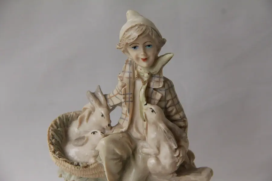 Foto de um(a) Escultura portuguesa de camponês D'Arpos em resina, da categoria de Escultura. Escultura Portuguesa D'Arpos em resina retratando um camponês vestindo paletó xadrez e acompanhado de seus coelhos. MEDE A:... Mostrado de uma perspectiva diferente. Vendido no marketplace Trésors.