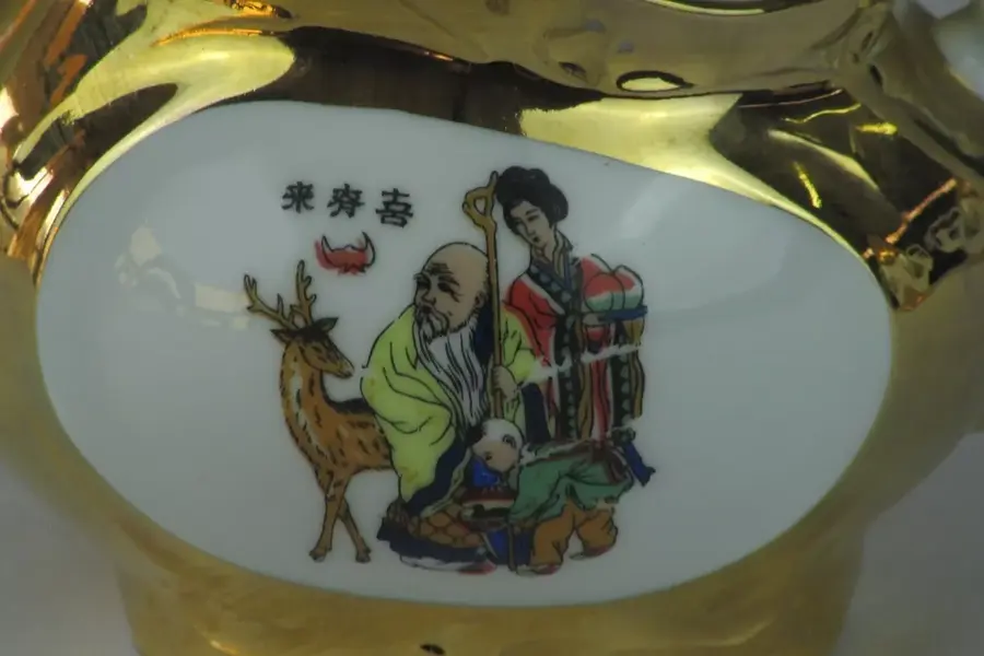 Foto de um(a) Açucareiro dourado da Porcelana Schmidt, da categoria de Outros utensílios para servir. Açucareiro em PORCELANA SCHMIDT / S CATARINA / MADE IN BRAZIL. Decoração chinoiserie com personagens e cervo. Farta... Mostrado de uma perspectiva diferente. Vendido no marketplace Trésors.
