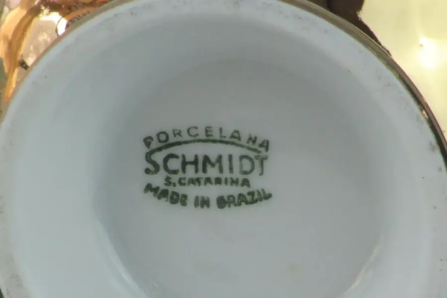 Foto de um(a) Açucareiro dourado da Porcelana Schmidt, da categoria de Outros utensílios para servir. Açucareiro em PORCELANA SCHMIDT / S CATARINA / MADE IN BRAZIL. Decoração chinoiserie com personagens e cervo. Farta... Mostrado de uma perspectiva diferente. Vendido no marketplace Trésors.