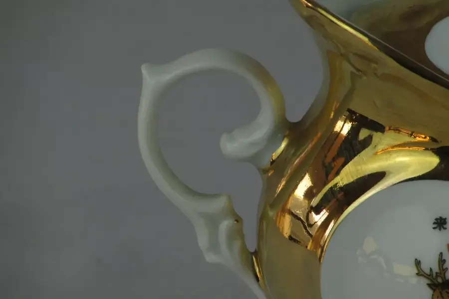 Foto de um(a) Açucareiro dourado da Porcelana Schmidt, da categoria de Outros utensílios para servir. Açucareiro em PORCELANA SCHMIDT / S CATARINA / MADE IN BRAZIL. Decoração chinoiserie com personagens e cervo. Farta... Mostrado de uma perspectiva diferente. Vendido no marketplace Trésors.