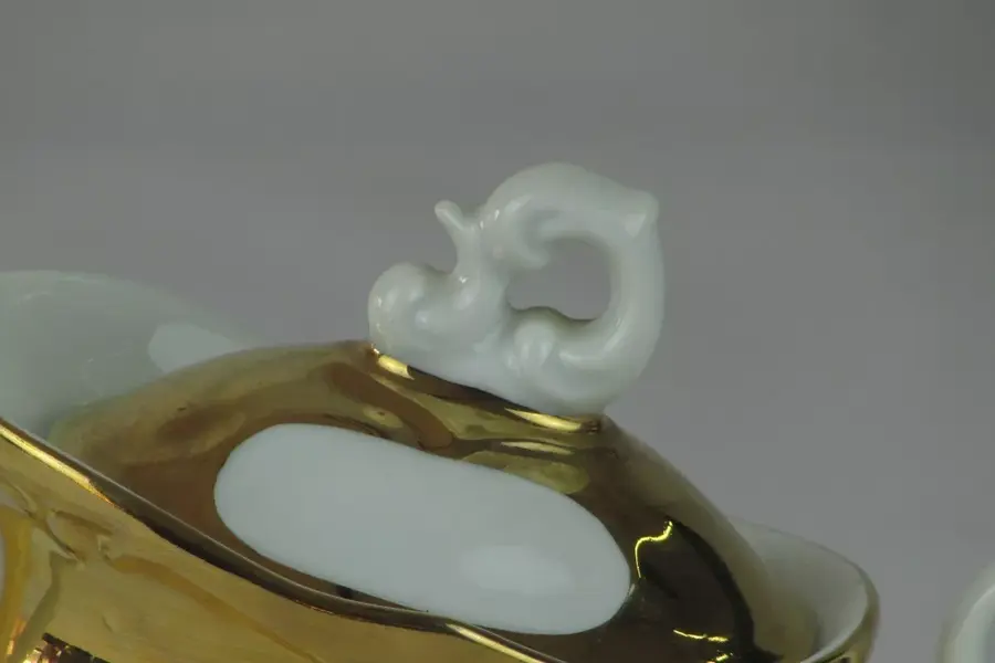Foto de um(a) Açucareiro dourado da Porcelana Schmidt, da categoria de Outros utensílios para servir. Açucareiro em PORCELANA SCHMIDT / S CATARINA / MADE IN BRAZIL. Decoração chinoiserie com personagens e cervo. Farta... Mostrado de uma perspectiva diferente. Vendido no marketplace Trésors.