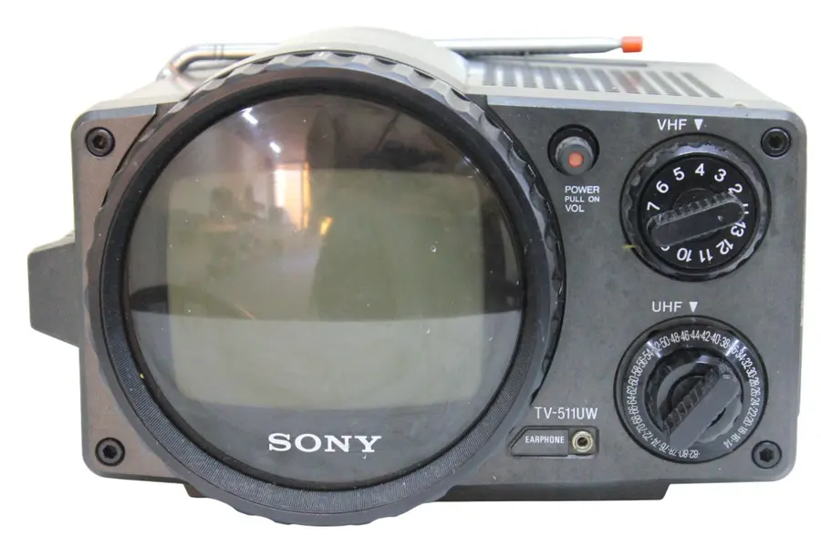 Foto de um(a) Antiga e rara televisão portátil da manufatura SONY TV, da categoria de Televisores. COLECIONISMO- Antiga e rara televisão portátil da manufatura SONY TV - 511 (TV RECEIVER OU MONITOR). Japonesa, design... Mostrado de uma perspectiva diferente. Vendido no marketplace Trésors.