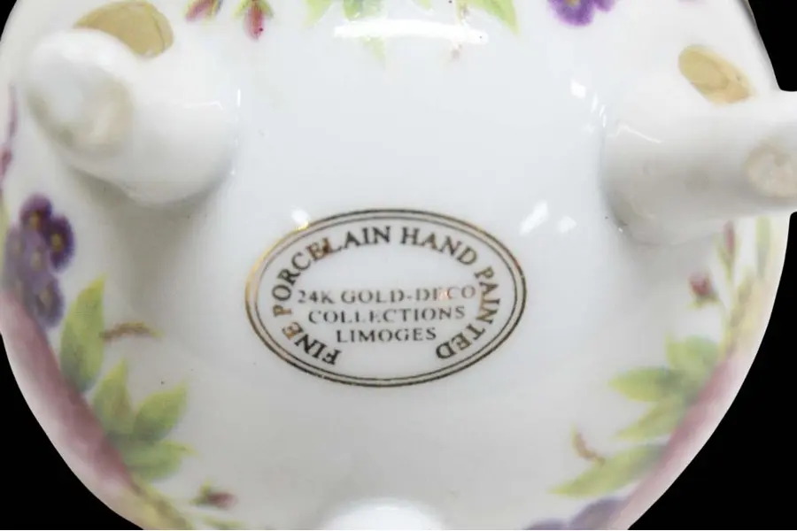 Foto de um(a) Ovo Fabergé em porcelana Limoges, da categoria de Objetos decorativos. Charmoso ovo Fabergé com decoração de flores pintado à mão em policromia, com acabamento em metal dourado, assente em tripé... Mostrado de uma perspectiva diferente. Vendido no marketplace Trésors.