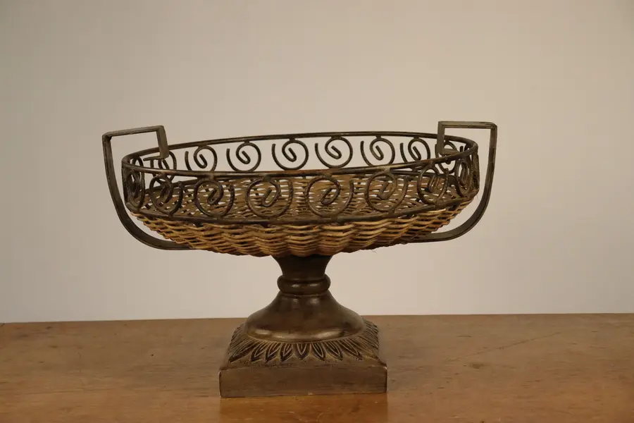 Foto de um(a) Centro de mesa em vime com pedestal e uvas decorativas, da categoria de Centro de mesa. Dimensões de 29,0 cm de altura, 44,5 cm de largura e 43,0 cm de comprimento. Composto por uma cesta trançada em vime... Mostrado de uma perspectiva diferente. Vendido no marketplace Trésors.