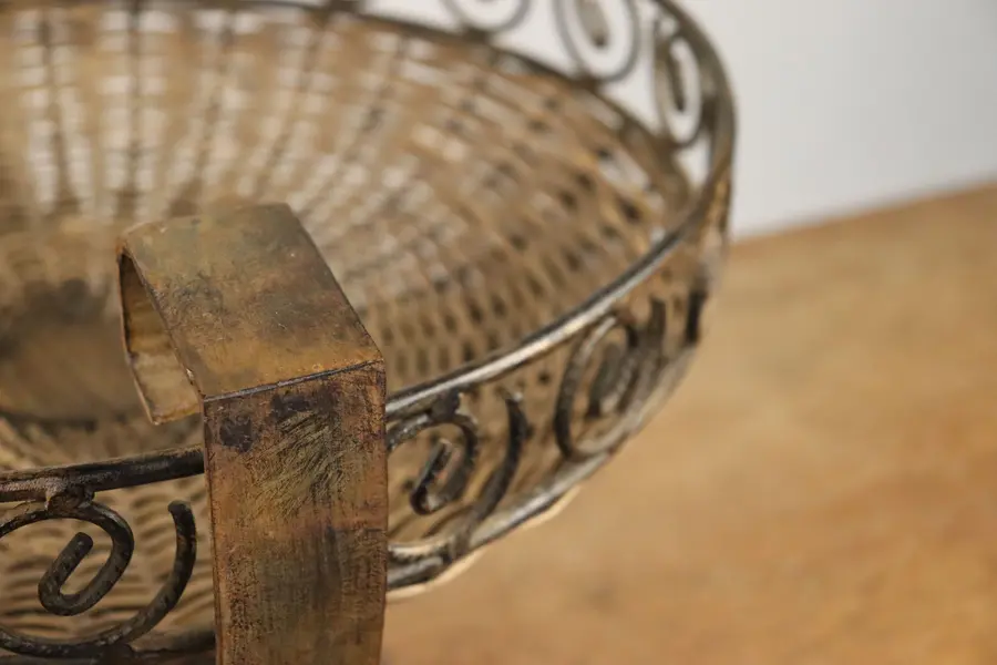 Foto de um(a) Centro de mesa em vime com pedestal e uvas decorativas, da categoria de Centro de mesa. Dimensões de 29,0 cm de altura, 44,5 cm de largura e 43,0 cm de comprimento. Composto por uma cesta trançada em vime... Mostrado de uma perspectiva diferente. Vendido no marketplace Trésors.