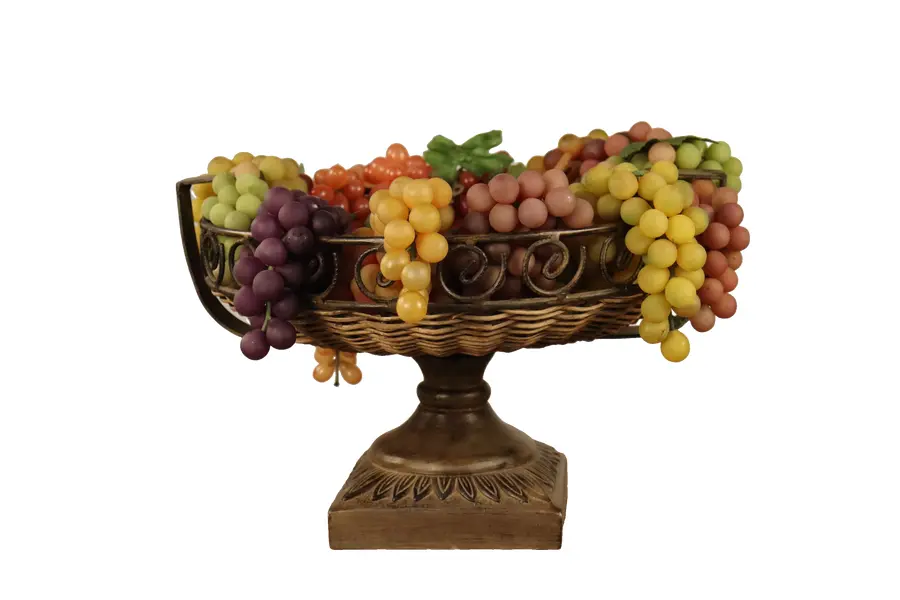 Foto de um(a) Centro de mesa em vime com pedestal e uvas decorativas, da categoria de Centro de mesa. Dimensões de 29,0 cm de altura, 44,5 cm de largura e 43,0 cm de comprimento. Composto por uma cesta trançada em vime... Vendido no marketplace Trésors.