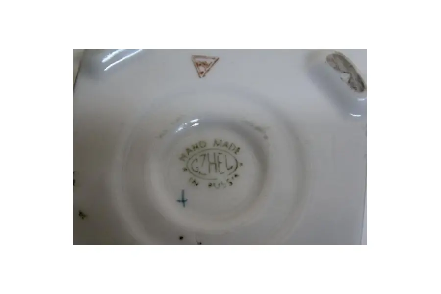 Foto de um(a) Caixa em porcelana, da categoria de Cestos e Caixas. Delicada caixa quadrada em porcelana branca, alças laterais, e rico trabalho de flores pintadas à mão em policromia e farta... Mostrado de uma perspectiva diferente. Vendido no marketplace Trésors.