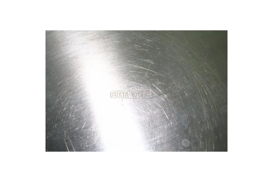 Foto de um(a) Caixa em metal espessurado a prata Wolff, da categoria de Cestos e Caixas. Caixa em metal espessurado a prata da renomada manufatura WOLFF. Apresenta curiosa tampa fixada com encaixe que abre para... Mostrado de uma perspectiva diferente. Vendido no marketplace Trésors.