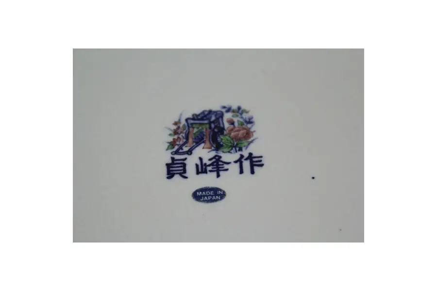 Foto de um(a) Centro de mesa em cerâmica vitrificada, da categoria de Centro de mesa. Exuberante centro de mesa em cerâmica vitrificada, pintada à mão com motivos florais em policromia, barrado externo de... Mostrado de uma perspectiva diferente. Vendido no marketplace Trésors.