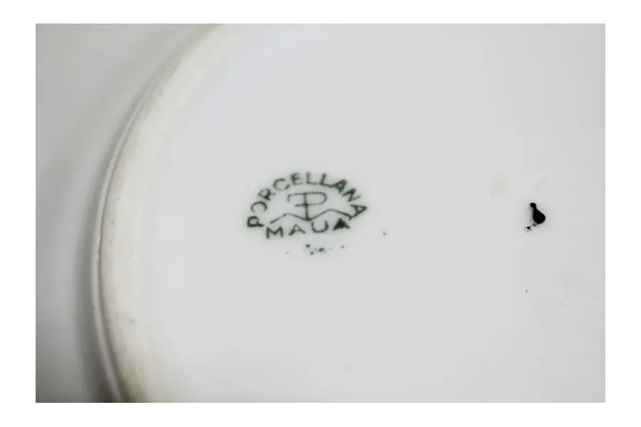 Foto de um(a) Conjunto de 05 pratos para sobremesa, da categoria de Jogos de pratos. Conjunto de 05 pratos para sobremesa em porcelana branca perolizada, com filetes dourado e faixa azul cobalto. Apresenta... Mostrado de uma perspectiva diferente. Vendido no marketplace Trésors.