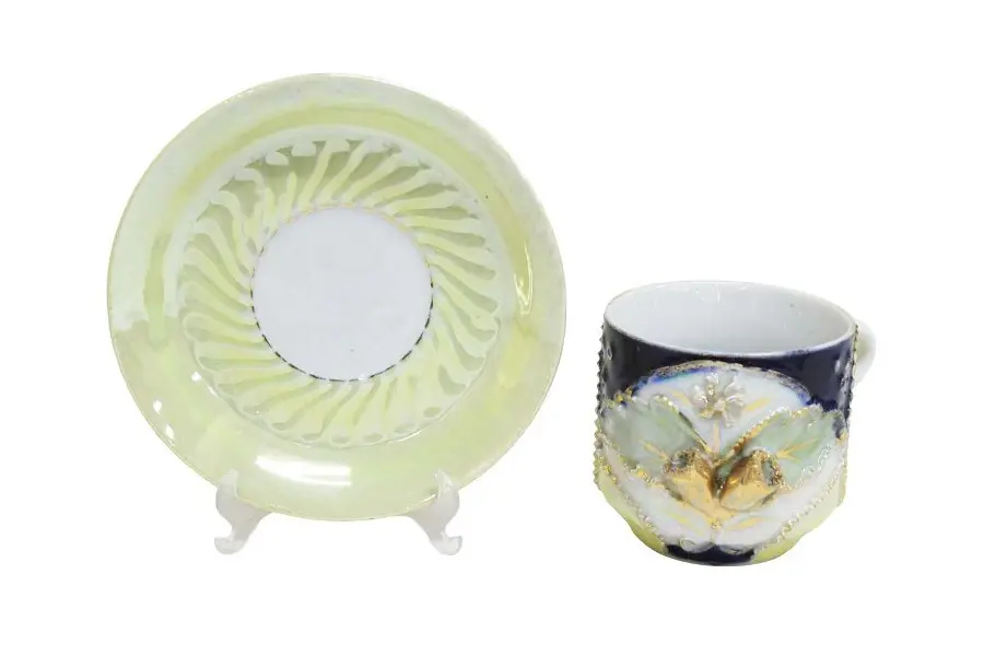 Foto de um(a) Xícara de coleção dita ISABELINA OU CAIPIRA, da categoria de Xícaras. Xícara para chá de coleção com seu respectivo pires, em porcelana perolizada. Ornamentação floral policromada com realces a... Mostrado de uma perspectiva diferente. Vendido no marketplace Trésors.