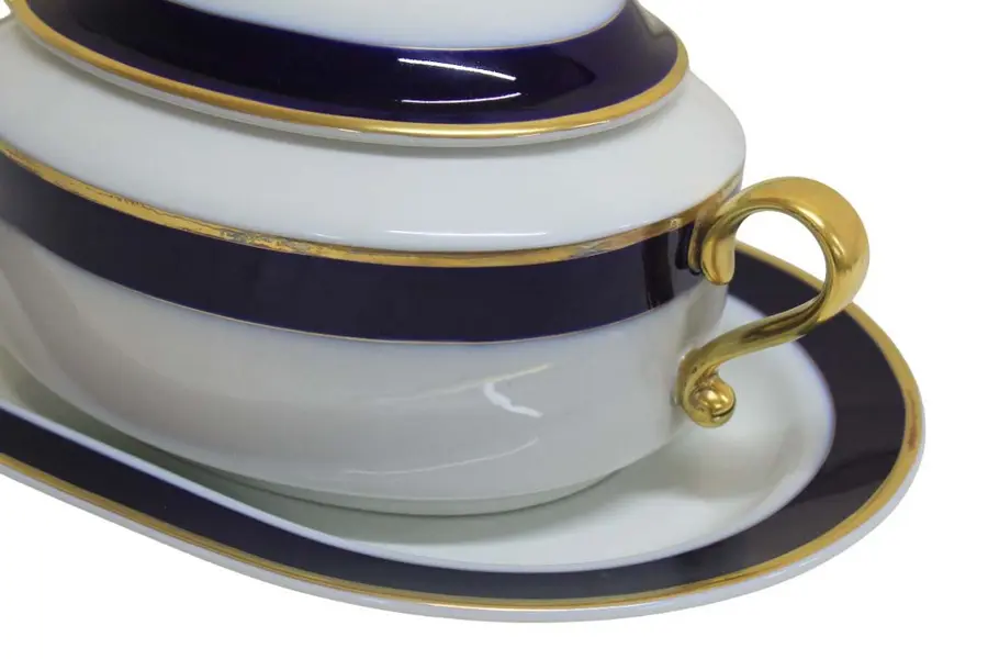 Foto de um(a) Sopeira em porcelana com presentoir anos 80, da categoria de Outros utensílios para servir. Belíssima sopeira em porcelana branca, com seu presentoir anos 80, com faixas na tonalidade azul cobalto e filetes... Mostrado de uma perspectiva diferente. Vendido no marketplace Trésors.
