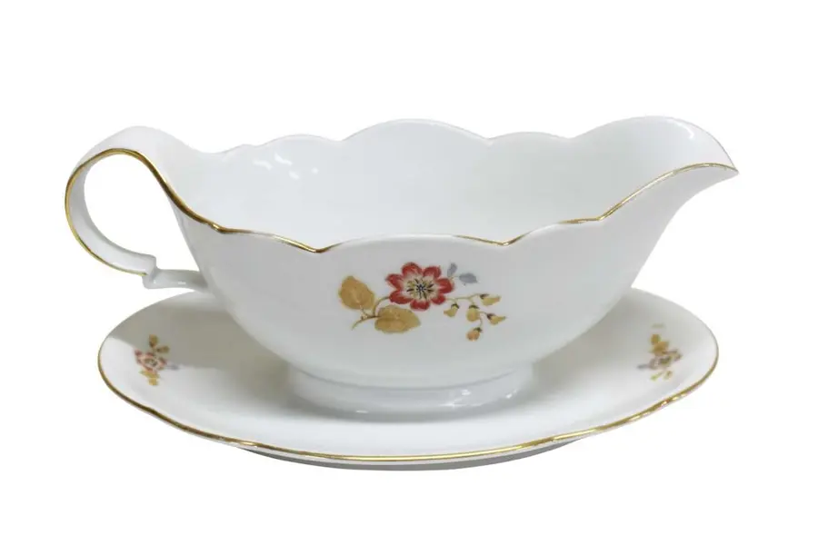 Foto de um(a) Molheira em porcelana alemã, da categoria de Cremeiras. Antiga molheira em porcelana branca com decoração de flores em policromia remanescente de jogo europeu alemão. Medidas 9A X... Mostrado de uma perspectiva diferente. Vendido no marketplace Trésors.