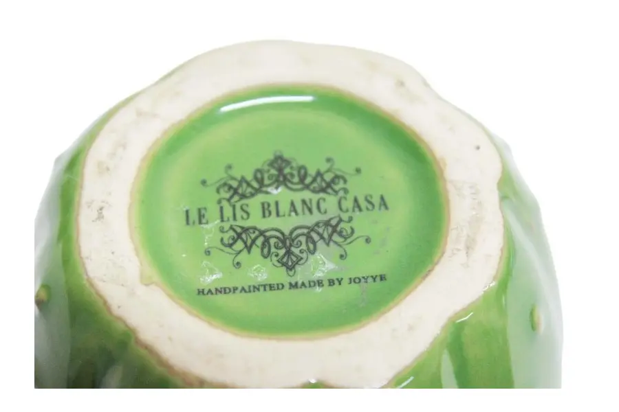 Foto de um(a) Trio de peças em cerâmica - LE LIS BLANC CASA HANDPAINTED MADE BY JOYYE, da categoria de Outros utensílios para servir. Charmoso trio da renomada grife LE LIS BLANC CASA HANDPAINTED MADE BY JOYYE, executado em cerâmica na tonalidade verde, no... Mostrado de uma perspectiva diferente. Vendido no marketplace Trésors.