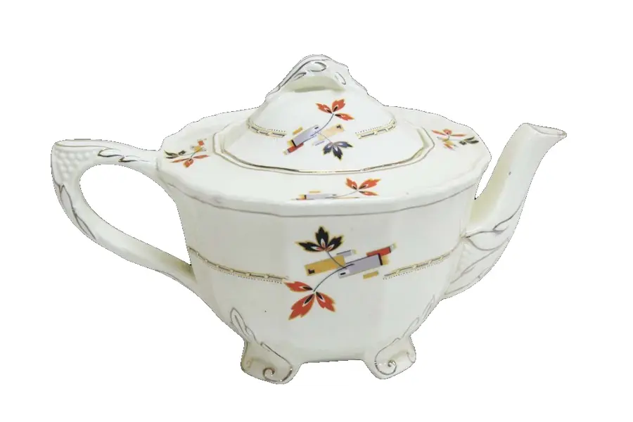 Foto de um(a) Bule para chá em porcelana inglesa, da categoria de Bules. Suntuoso bule inglês para chá em louça na tonalidade creme, corpo arredondado com base em 4 pés ornamentados, tampa com pega... Vendido no marketplace Trésors.