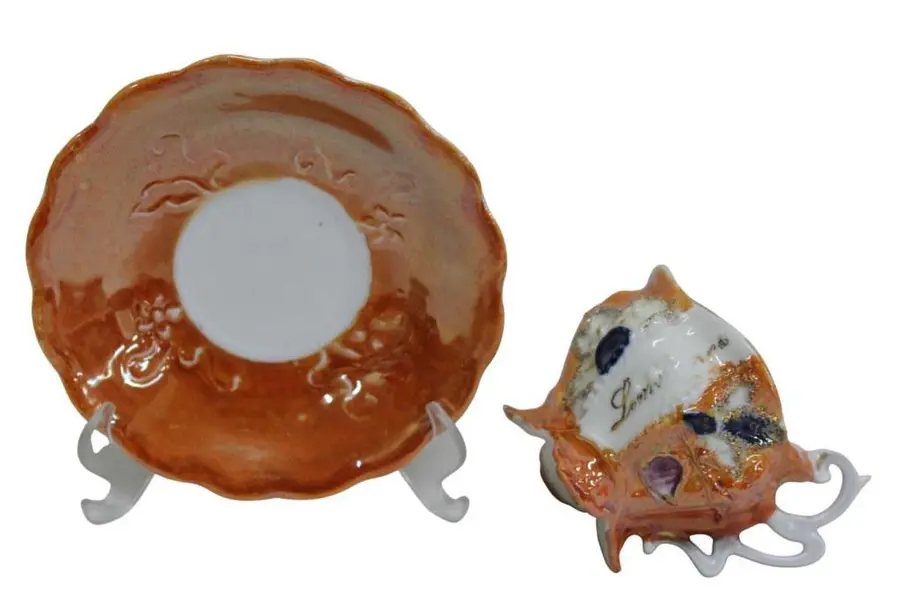 Foto de um(a) Conjunto 06 Xícaras Café Isabelina, da categoria de Xícaras. Antigo e raro conjunto de 06 xícaras para café, dita Isabelina na tonalidade laranja com douração e os dizeres LEMBRANÇA.... Mostrado de uma perspectiva diferente. Vendido no marketplace Trésors.