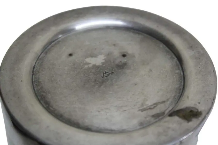 Foto de um(a) Refresqueira Wolff 1l Para Bebidas, da categoria de Jarros. Antiga refresqueira em metal espessurado a prata, em formato cônico, da manufatura Wolff com charmosa pega em jacarandá da... Mostrado de uma perspectiva diferente. Vendido no marketplace Trésors.