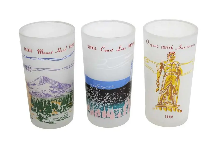 Foto de um(a) 6 Copos Foscos Retrô de 1959 - Centenário do Oregon, da categoria de Copos. Conjunto de 6 Copos Foscos Retrô de 1959 - Centenário do Oregon - São uma seleção de um conjunto produzido em 1959 para o... Mostrado de uma perspectiva diferente. Vendido no marketplace Trésors.