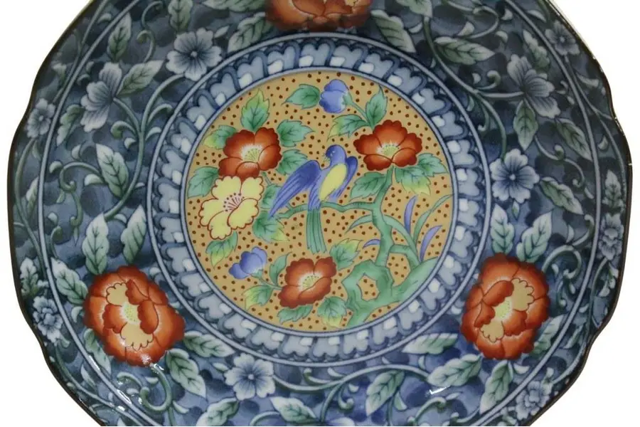 Foto de um(a) Prato ornamental japonês, da categoria de Pratos Decorativos. Prato ornamental japonês, pintado à mão, com decoração floral e na caldeira apresenta figura de pássaro. Medidas 17 cm de... Mostrado de uma perspectiva diferente. Vendido no marketplace Trésors.