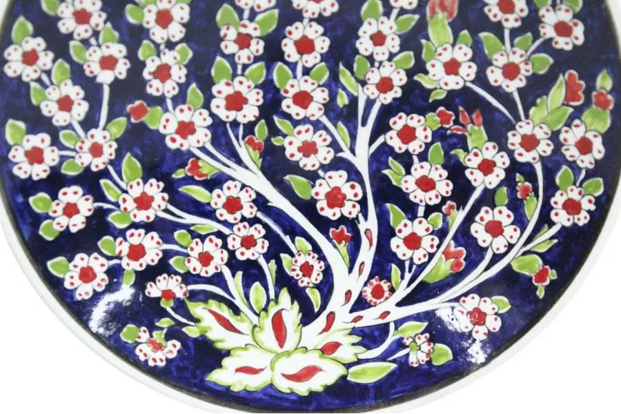 Foto de um(a) Prato ornamental floral, da categoria de Pratos Decorativos. Prato ornamental em cerâmica, com decoração floral em policromia e fundo em azul cobalto. Prato trazido de PORTUGAL conforme... Mostrado de uma perspectiva diferente. Vendido no marketplace Trésors.