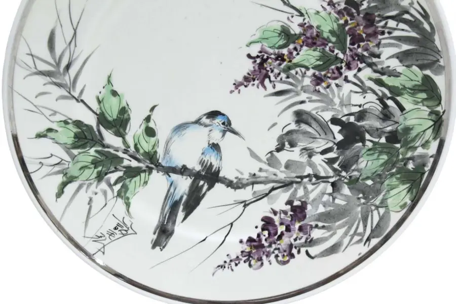 Foto de um(a) Prato ornamental estilo sumi-e, da categoria de Pratos Decorativos. Prato ornamental em porcelana branca, com pintura feita à mão em policromia de estilo asiático. Apresenta pássaro em um... Mostrado de uma perspectiva diferente. Vendido no marketplace Trésors.