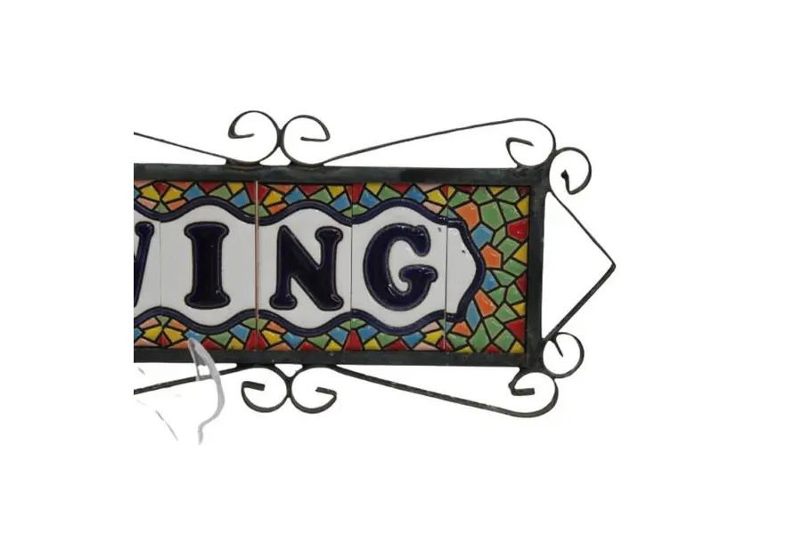 Foto de um(a) Par de apliques para parede ala leste e oeste, da categoria de Objetos de parede. Par de apliques para parede indicando ala leste e oeste. Moldura em ferro e centro em pastilhas vitrificadas pintadas à mão.... Mostrado de uma perspectiva diferente. Vendido no marketplace Trésors.