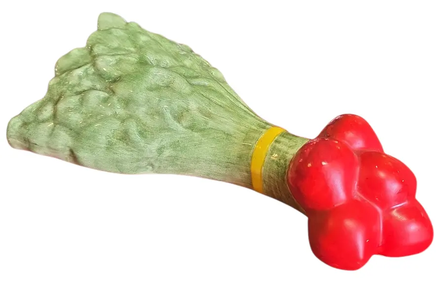 Foto de um(a) Vaso de Parede Antigo Rabanete em Faiança, da categoria de Floreira de parede. Exclusivo vaso de parede (pocket wall vase) em faiança vitrificada, moldado em formato figurativo de um maço de rabanetes.... Mostrado de uma perspectiva diferente. Vendido no marketplace Trésors.