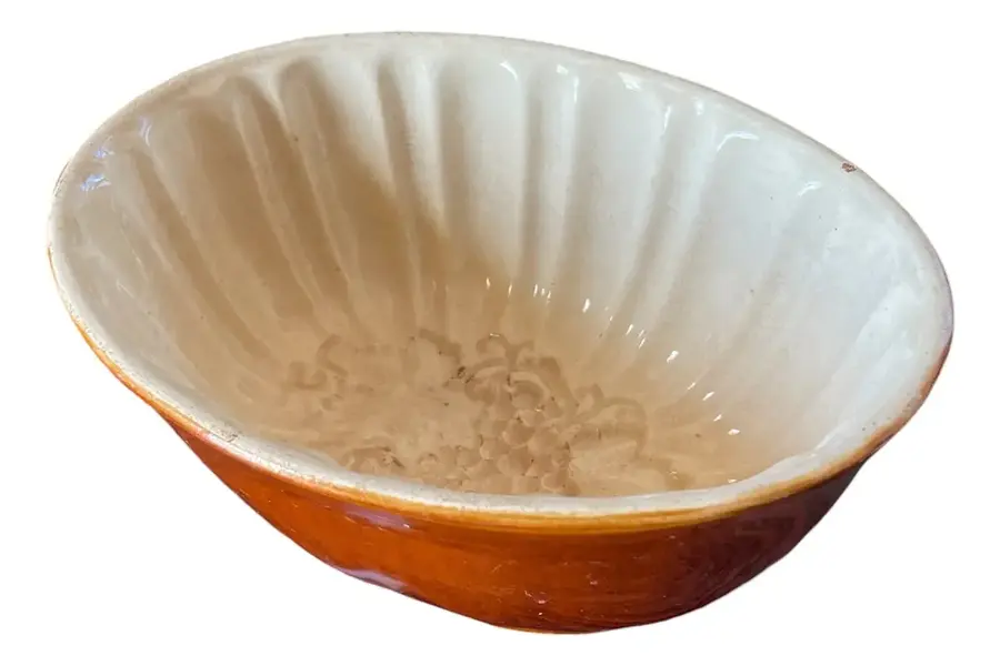 Foto de um(a) Antiga Rara Forma Original Faiança Majólica Alemã Art Deco, da categoria de Travessas e tigelas. Antiga e rara forma em faiança/majólica alemã, decoração com uvas. Peça muito decorativa e toda original do século XX.Altura... Vendido no marketplace Trésors.