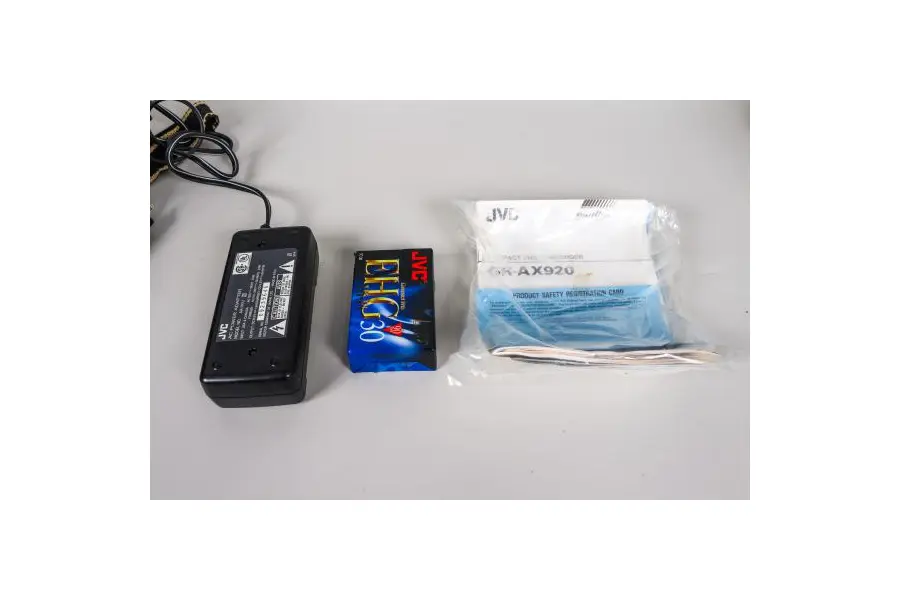 Foto de um(a) Filmadora Antiga JVC Compact VHS Anos 90 - Raridade Colecionador, da categoria de Câmeras fotográficas. Rara filmadora JVC modelo GR-AX920V, um item clássico de colecionismo dos anos 90, ideal para entusiastas de tecnologia... Mostrado de uma perspectiva diferente. Vendido no marketplace Trésors.