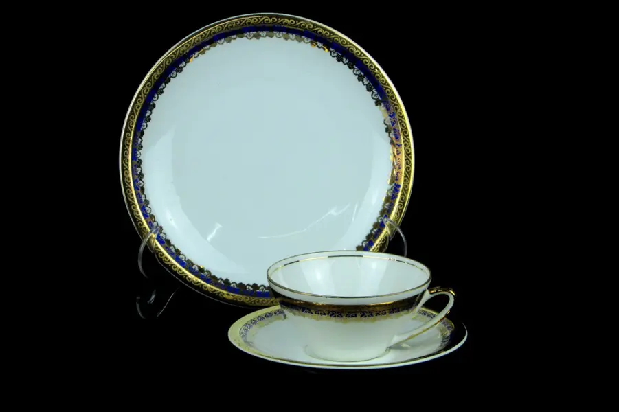 Foto de um(a) Trio de chá porcelana Real, da categoria de Xícaras. Trio em porcelana branca para chá da renomada marca REAL / S PAULO / MADE IN BRAZIL, com barrado em farta douração e faixa... Mostrado de uma perspectiva diferente. Vendido no marketplace Trésors.