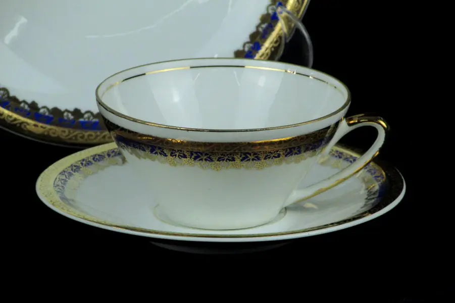 Foto de um(a) Trio de chá porcelana Real, da categoria de Xícaras. Trio em porcelana branca para chá da renomada marca REAL / S PAULO / MADE IN BRAZIL, com barrado em farta douração e faixa... Mostrado de uma perspectiva diferente. Vendido no marketplace Trésors.