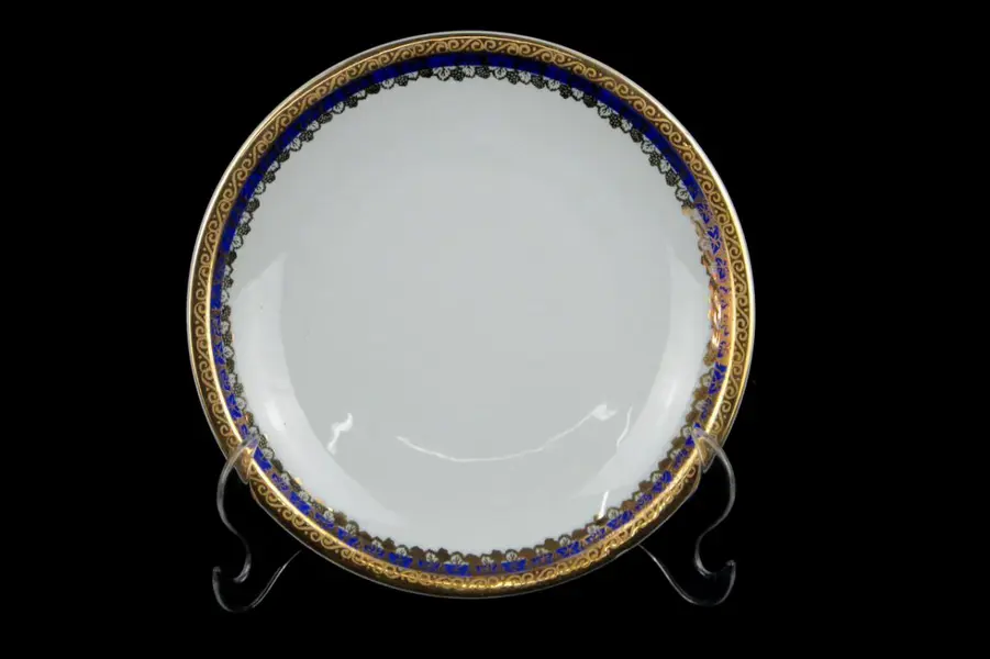 Foto de um(a) Trio de chá porcelana Real, da categoria de Xícaras. Trio em porcelana branca para chá da renomada marca REAL / S PAULO / MADE IN BRAZIL, com barrado em farta douração e faixa... Mostrado de uma perspectiva diferente. Vendido no marketplace Trésors.