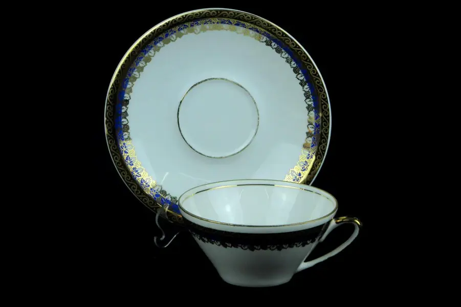 Foto de um(a) Trio de chá porcelana Real, da categoria de Xícaras. Trio em porcelana branca para chá da renomada marca REAL / S PAULO / MADE IN BRAZIL, com barrado em farta douração e faixa... Mostrado de uma perspectiva diferente. Vendido no marketplace Trésors.