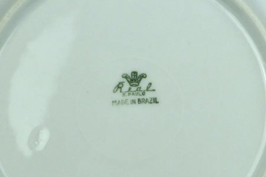 Foto de um(a) Trio de chá porcelana Real, da categoria de Xícaras. Trio em porcelana branca para chá da renomada marca REAL / S PAULO / MADE IN BRAZIL, com barrado em farta douração e faixa... Mostrado de uma perspectiva diferente. Vendido no marketplace Trésors.