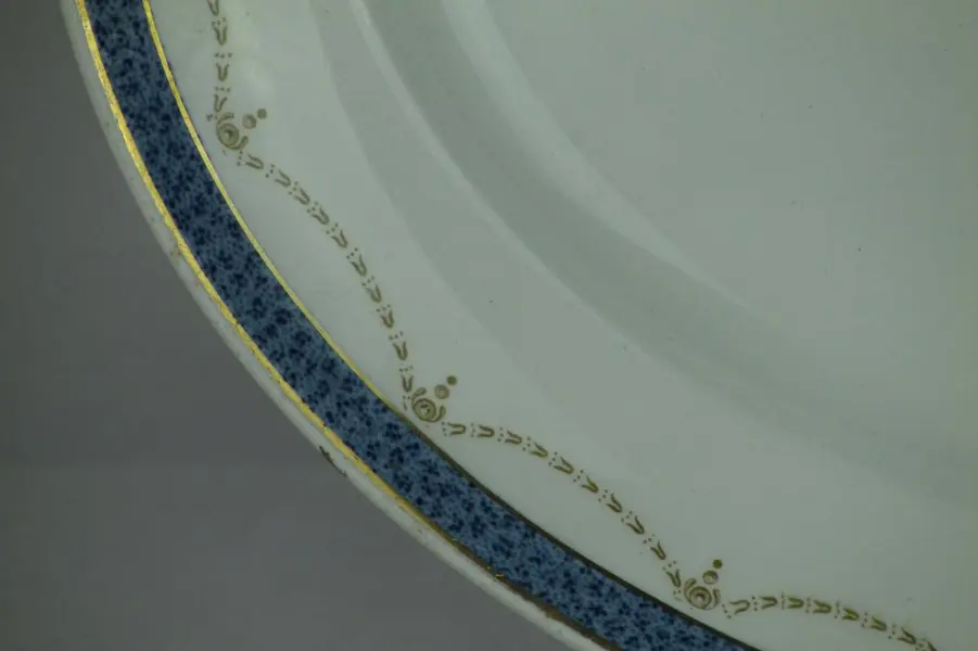 Foto de um(a) Travessa em porcelana MAPPIN & WEBB LTA, da categoria de Travessas e tigelas. Imponente travessa de porcelana branca da MAPPIN & WEBB LTA com marca d'água. Apresenta faixa azul na borda e cercaduras em... Mostrado de uma perspectiva diferente. Vendido no marketplace Trésors.