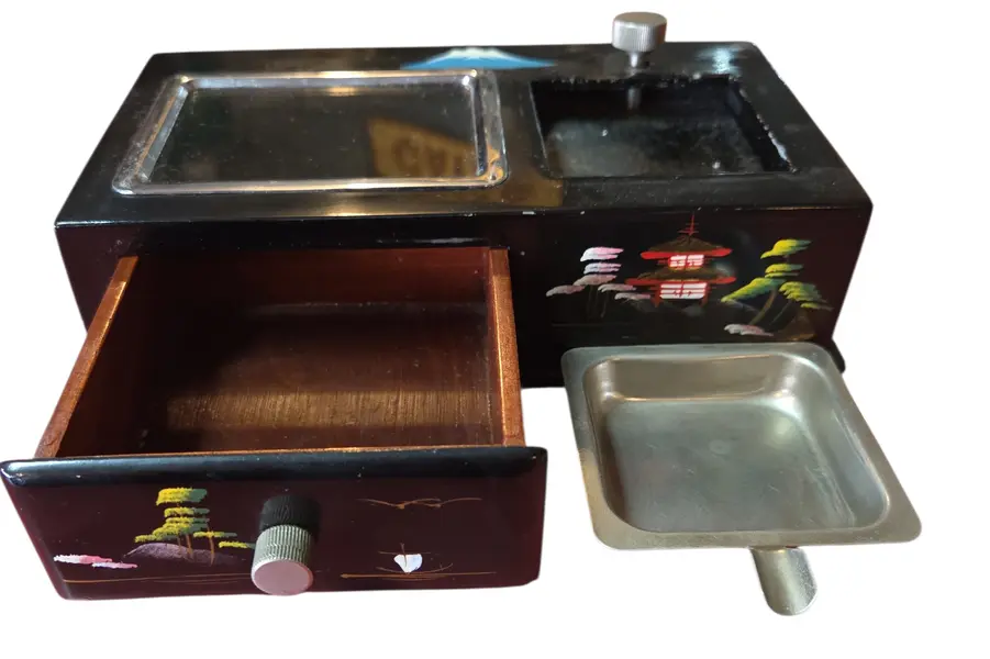 Foto de um(a) Cinzeiro e Caixa de Musica, da categoria de Cinzeiros. Onde a tradição japonesa encontra a mecânica de precisão. Este conjunto de caixa e cinzeiro não apenas organiza o ambiente,... Mostrado de uma perspectiva diferente. Vendido no marketplace Trésors.