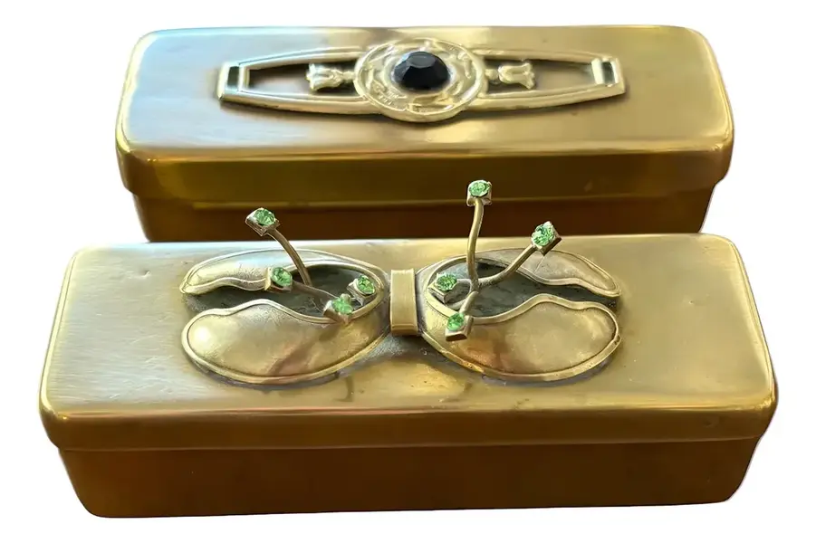 Foto de um(a) Antigo Par Caixinhas Decorativas Bronze Francês Art Nouveau, da categoria de Porta-Jóias. Antigo e lindo par de caixinhas decorativas ou porta joias em bronze com decoração de pedras na tampa. Trabalho Art Nouveau.... Vendido no marketplace Trésors.