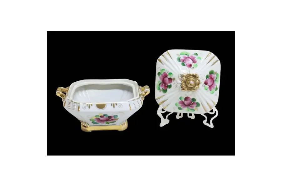 Foto de um(a) Caixa em porcelana, da categoria de Cestos e Caixas. Delicada caixa quadrada em porcelana branca, alças laterais, e rico trabalho de flores pintadas à mão em policromia e farta... Mostrado de uma perspectiva diferente. Vendido no marketplace Trésors.