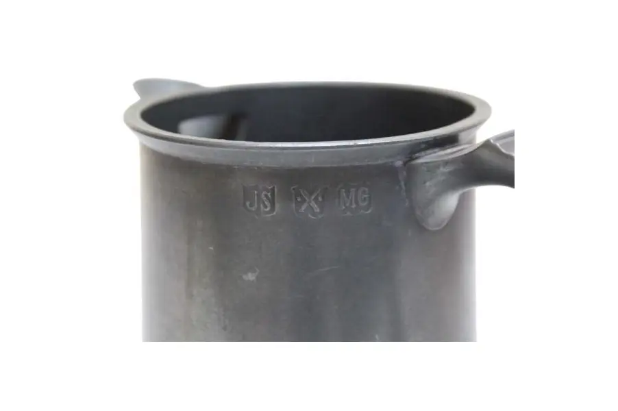 Foto de um(a) Jarra em estanho, da categoria de Jarros. Jarra de estanho com pega lateral trabalhada, da manufatura J S X MG. Medidas 15A X 10D. Mostrado de uma perspectiva diferente. Vendido no marketplace Trésors.