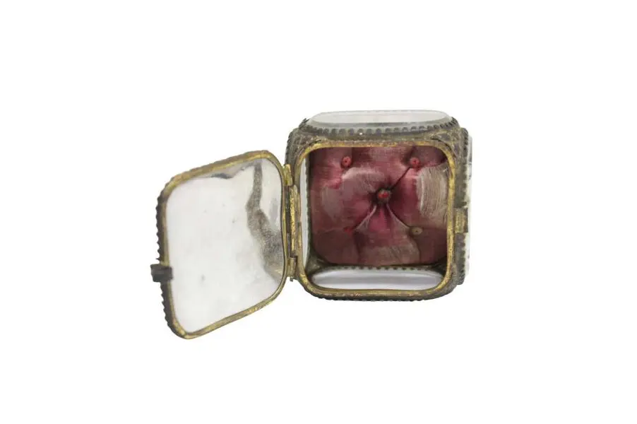 Foto de um(a) Caixa em cristal europeu facetado com figura LE COLISÉE, da categoria de Cestos e Caixas. Antiga e colecionável caixa em cristal europeu facetado com figura LE COLISÉE . Parte interna com tecido de seda vinho (... Mostrado de uma perspectiva diferente. Vendido no marketplace Trésors.