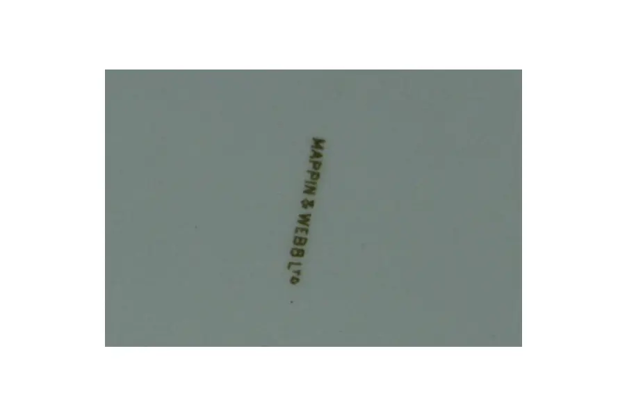 Foto de um(a) Travessa em porcelana MAPPIN & WEBB LTDA, da categoria de Travessas e tigelas. Imponente travessa de porcelana branca da MAPPIN & WEBB LTDA , com marca d'água. Apresenta faixa azul na borda e cercaduras... Mostrado de uma perspectiva diferente. Vendido no marketplace Trésors.