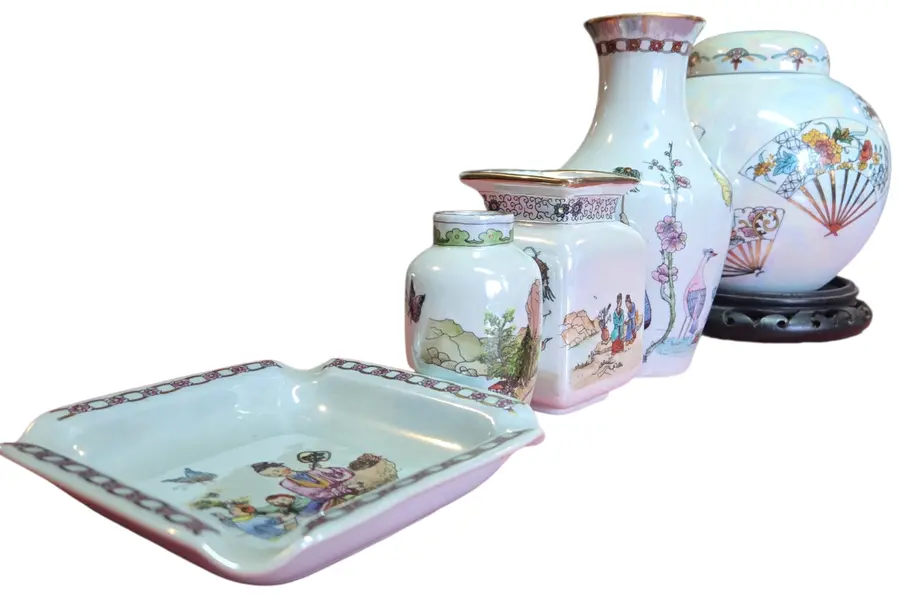 Foto de um(a) Conjunto 5 Peças Porcelana Oriental esmaltada - Assinadas e Datadas (1988), da categoria de Vasos. Exclusivo conjunto decorativo composto por 5 peças em porcelana oriental, apresentando um sofisticado acabamento acetinado... Mostrado de uma perspectiva diferente. Vendido no marketplace Trésors.