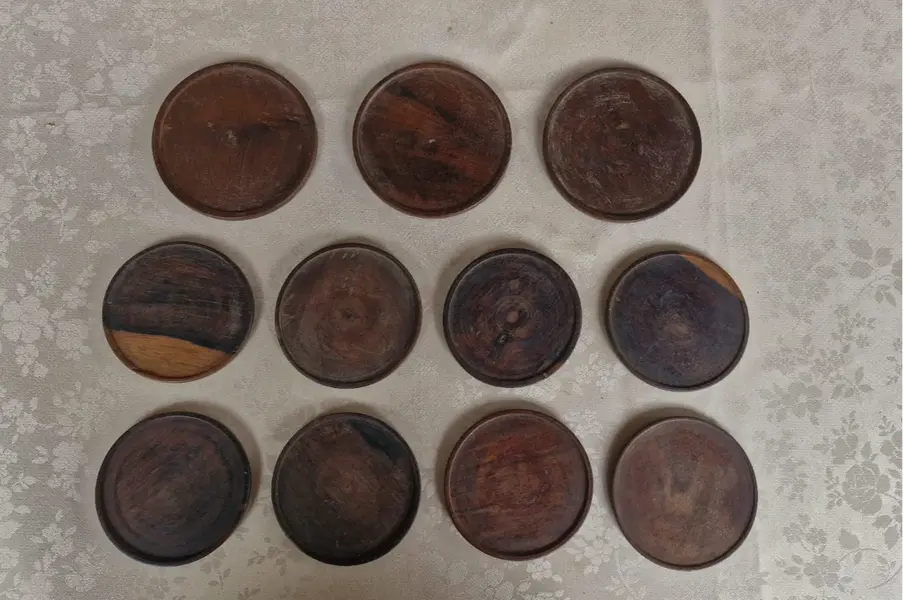 Foto de um(a) Conjunto de porta-copos de Jacarandá, da categoria de Porta-copos. Conjunto com 11 porta-copos antigos de madeira Jacarandá, sendo 8 menores e 3 maiores. Mostrado de uma perspectiva diferente. Vendido no marketplace Trésors.