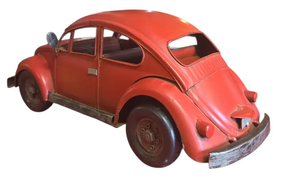 Foto de um(a) Fusca de Lata - Vermelho - Grande (Relíquia), da categoria de Carros e caminhões de brinquedo. Destaque sua coleção ou decoração com esta autêntica peça um Fusca de Lata fabricado artesanalmente. Este item capta a... Mostrado de uma perspectiva diferente. Vendido no marketplace Trésors.